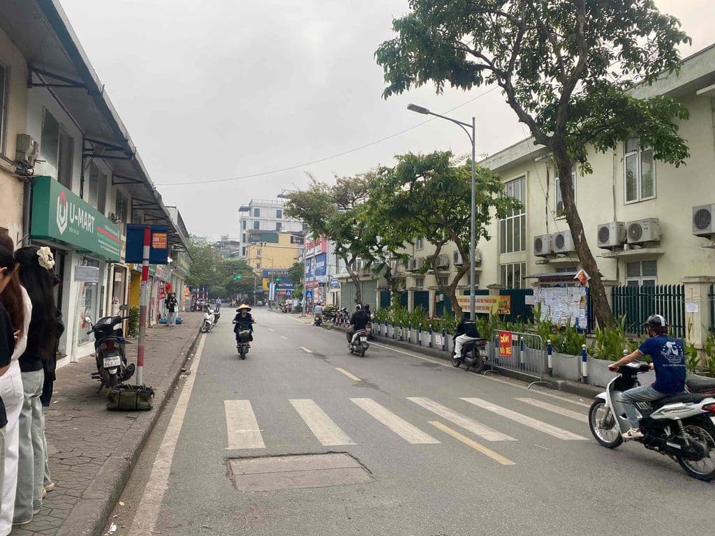 Nhà Nguyễn Khánh Toàn 55m2 – ô tô đỗ cửa – 5 tầng đẹp – 5PN – gỗ hương