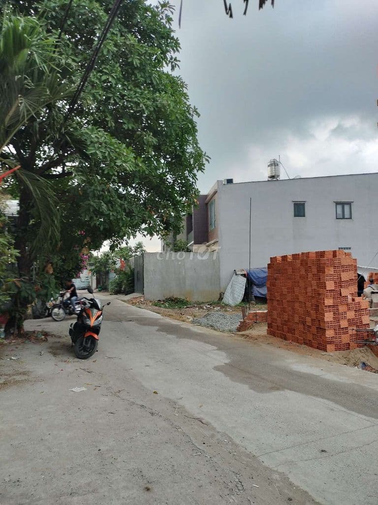 đất đẹp đg thông xe hơi quay đầu, gần nguyễn Thị thử
