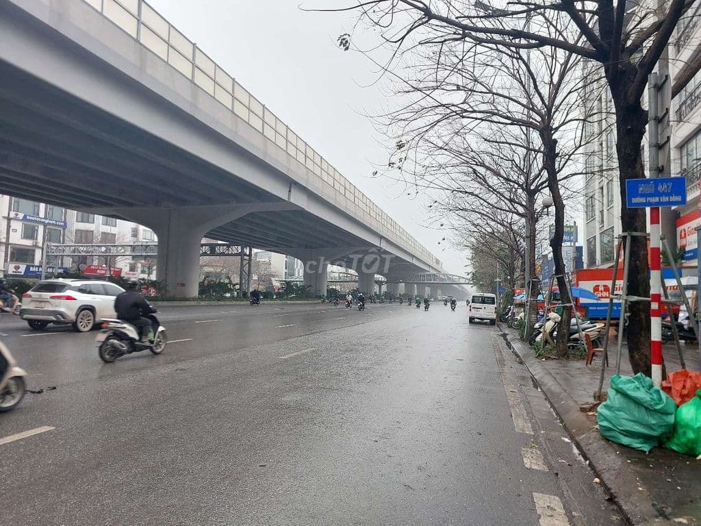 Tôi cần bán nhà 6tầng thang máy full nội thất, mặt phố Phạm Văn Đồng.