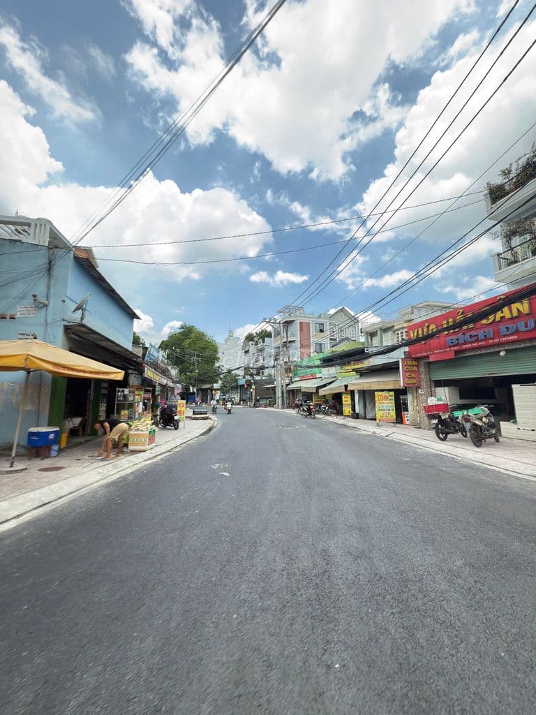 BÁN ĐẤT TẶNG NHÀ - 30M RA MẶT TIỀN ĐƯỜNG - NGAY HOÀNG DIỆU 2 ngang 6m - Ảnh 2