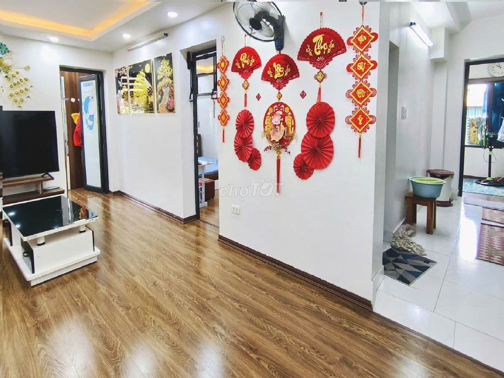 Gia đình mình cần bán căn hộ tập thể đồng xa, 80m2, 3 ngủ, lô góc