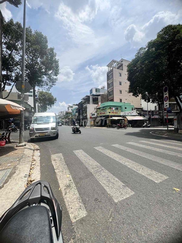 Bán nhà mặt tiền Trần Phú Quận 5, 42m2, 2 tầng, tiện xây mới.