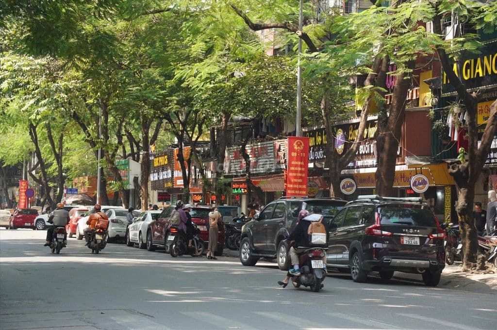 KHU CẦU GIẤY, MẶT TIỀN 10M,VỈA HÈ 3M, DÒNG TIỀN 40TR/THÁNG. 12,5 TỶ - Ảnh 2