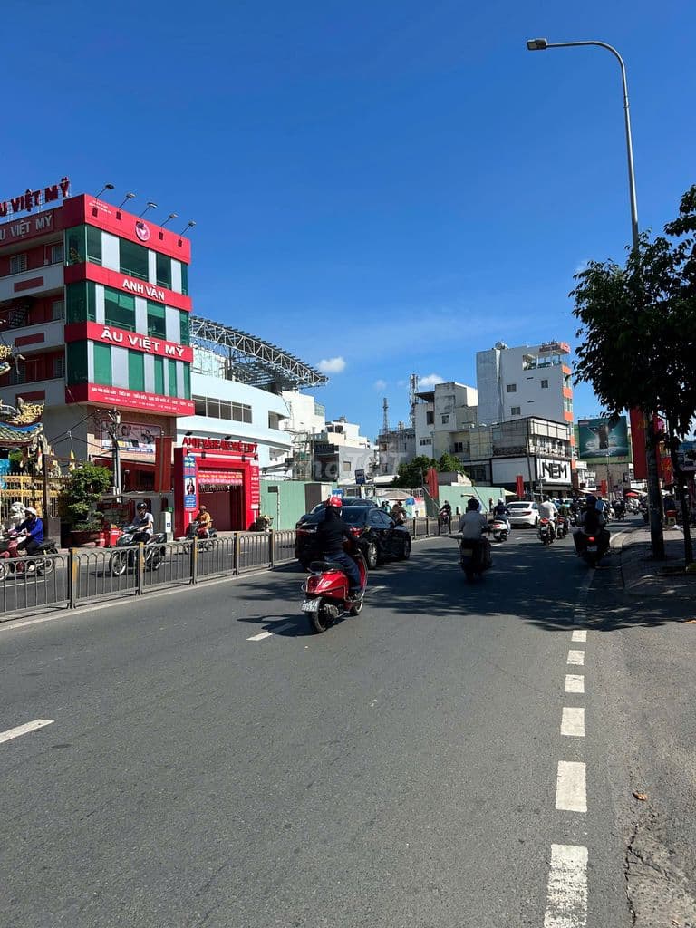 Nợ ngân hàng bán lỗ nhà 4lau MT Phạm Hùng,Q8,5.5x17m,KD ngay,17ty