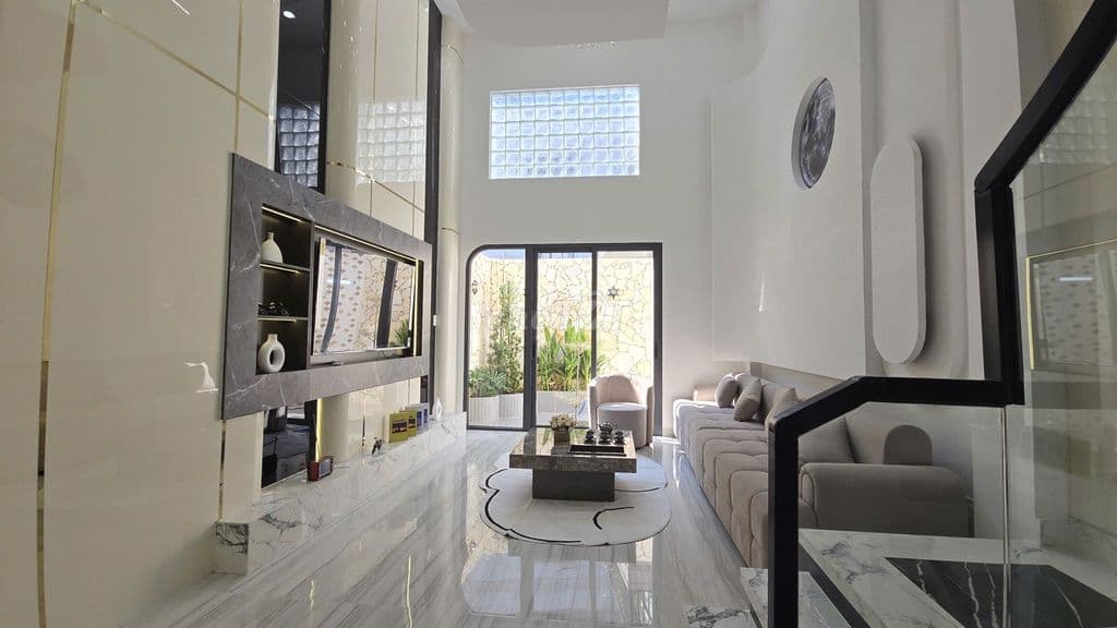 NHÀ XÂY KĨ-TÂM HUYẾT, BÁN NHÀ 5 TẦNG, ĐƯỜNG TRƯỚC NHÀ 8M CÓ VỈA HÈ