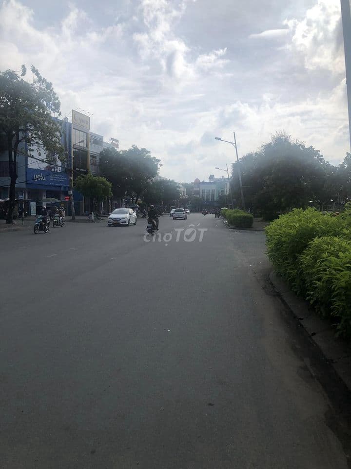 Bán nhanh lô đất MT đường Phan Văn Đối, 300m2, SHR, giá 15,2 tỷ.