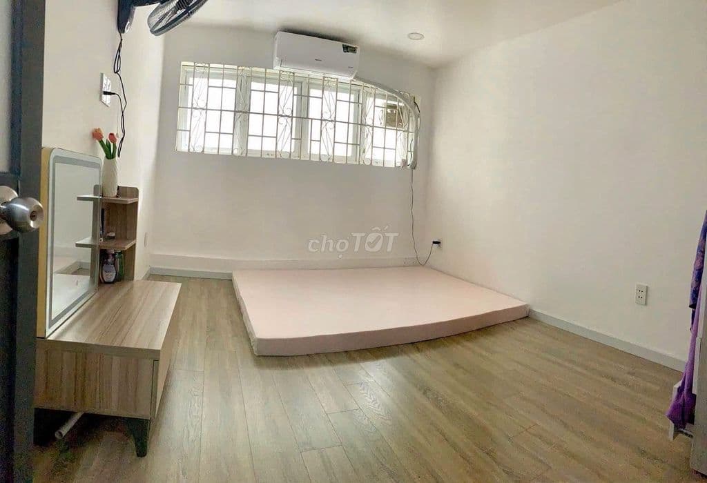 Bán nhà hẻm 4m Lạc Long Quân, DT:3X7m 2 lầu 2pn2wc