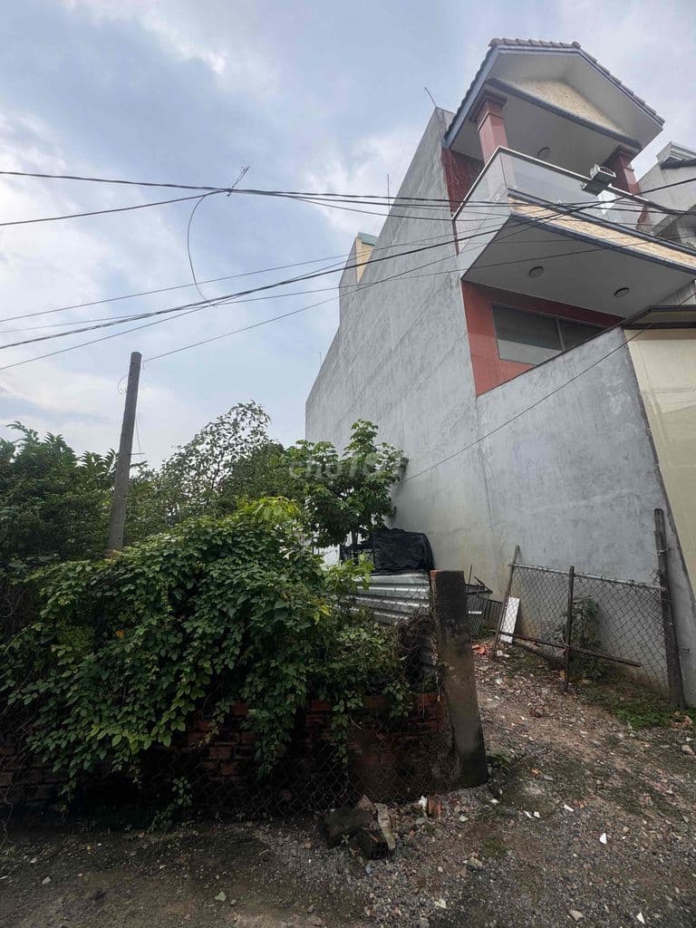 Lô đât 95m2, ngang 5m, ngay UBND Phú Hữu, hẻm xe hơi, chỉ 3.9 tỷ