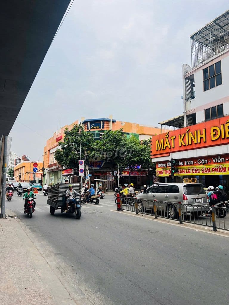 Mặt tiền Út Tịch, kế bên Vincom, P4, Q.TB. DT: 9x6m 4 tầng mới 99%