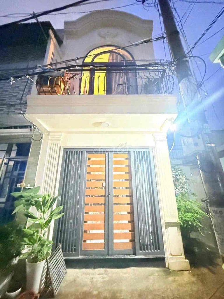 nhà Nguyễn kiệm 3 phòng 1 trệt lầu