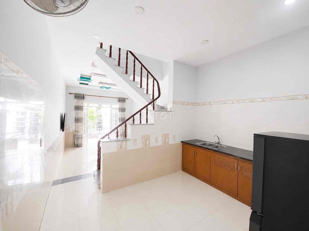 Bán nhà sổ hồng chung đúc 2 lầu apđ09 giáp gò vấp - Ảnh 2