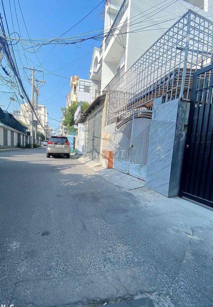XE HƠI ĐẬU CỬA, NGAY CV LÀNG HOA, HẺM THÔNG