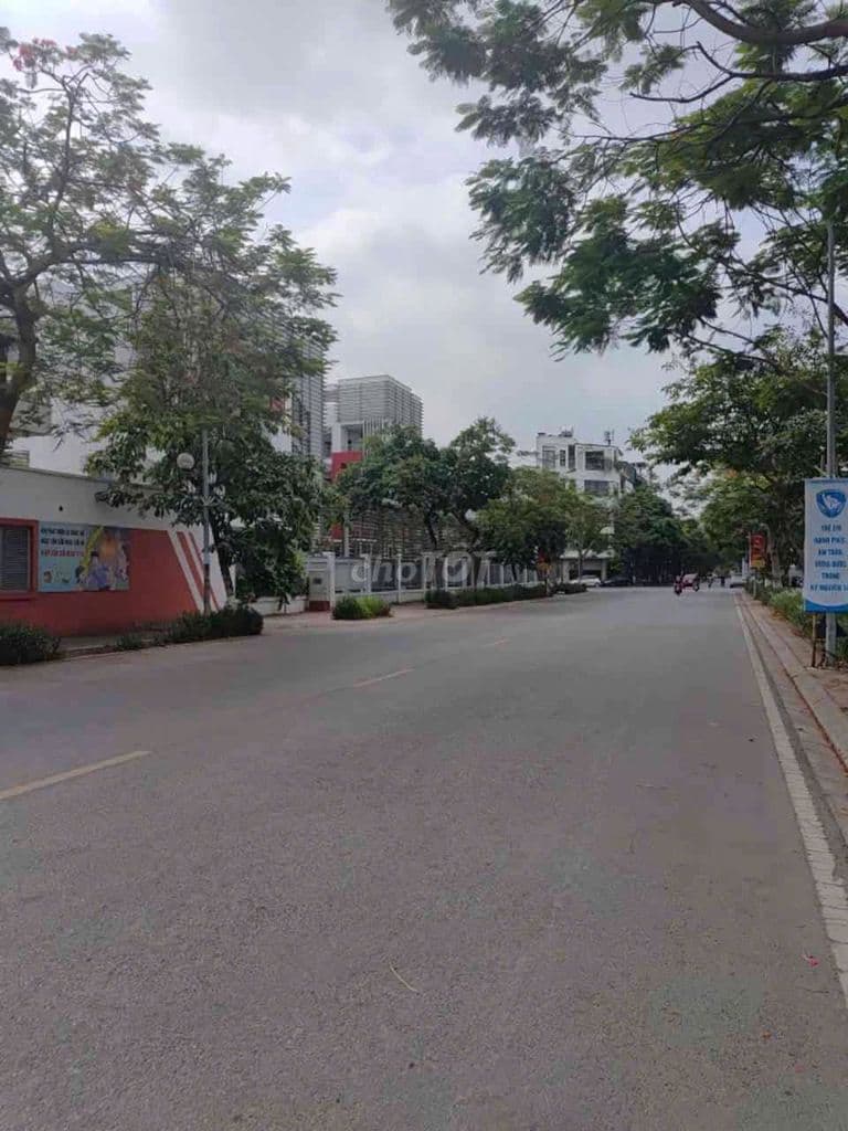 Nhà Phúc Lợi lô góc, gara ô tô, thang máy