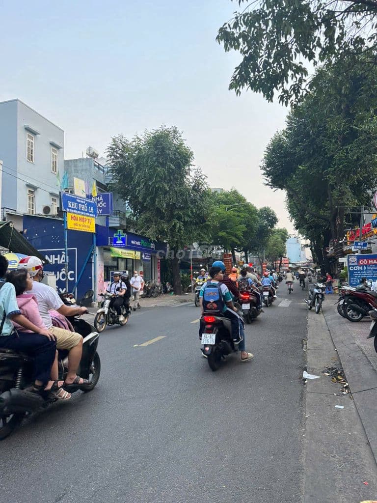 Bán gấp nhà mặt tiền đường Vĩnh Khánh, phường Khánh Hội, Quận 4