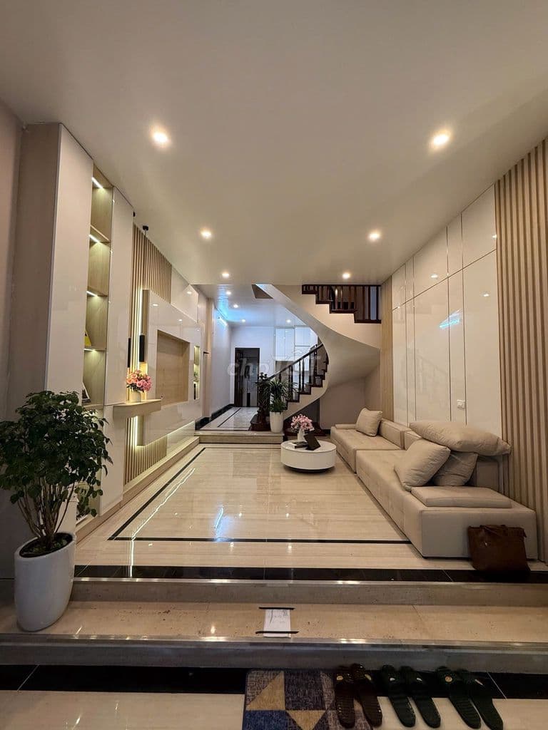 RẺ NHẤT HAI BÀ TRƯNG ! 10m ra ô tô, 5 phòng ngủ , nhà đẹp ở ngay