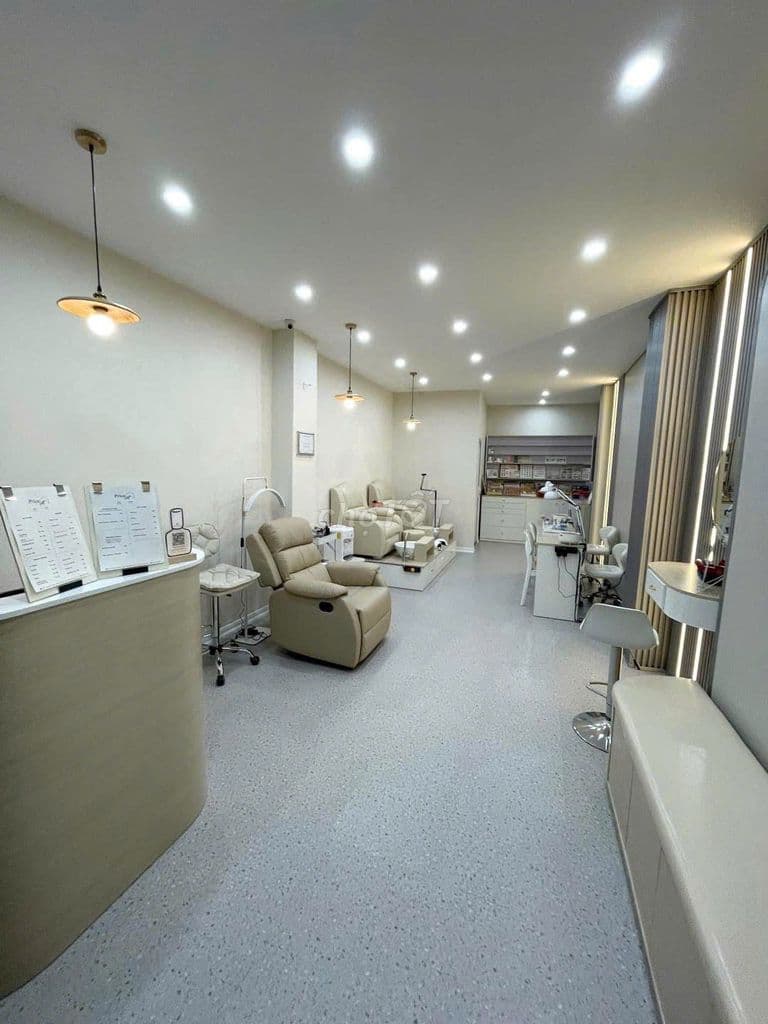 Sang nhượng tiệm nail, mi mặt phố Hàng Chuối, Hai Bà Trưng, HN