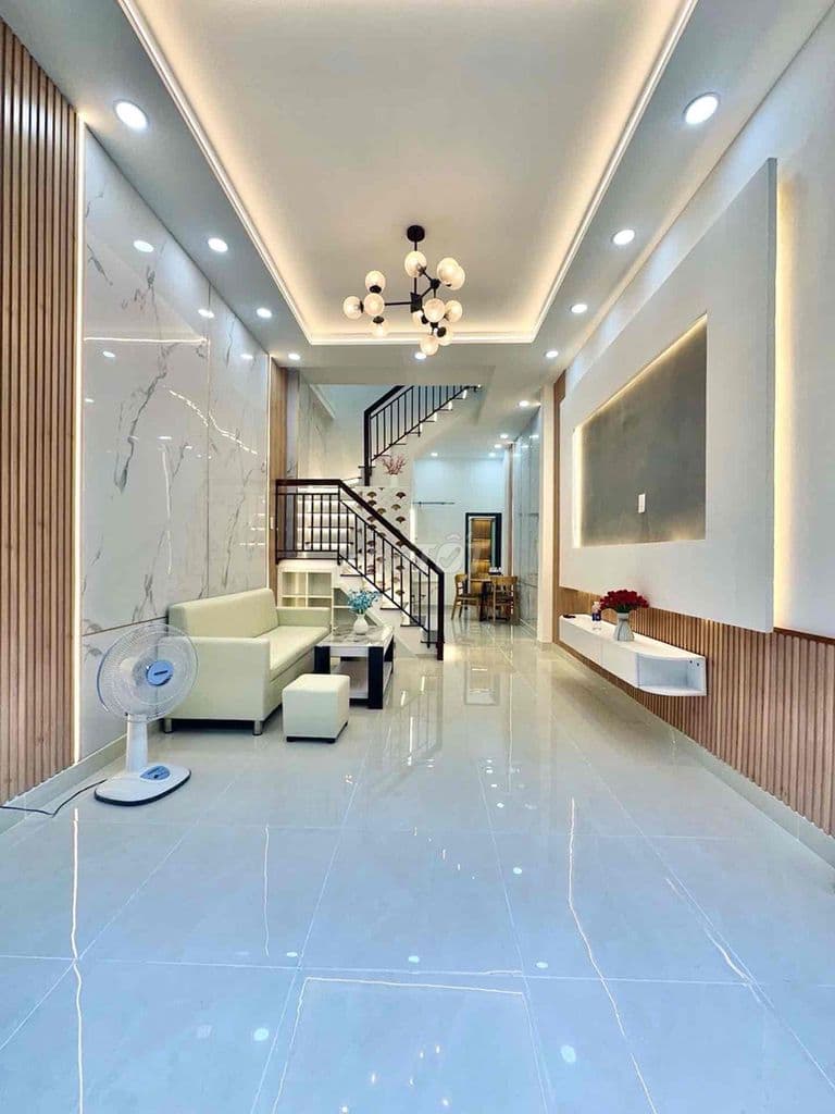 NHÀ MỚI, ĐẸP FULL NỘI THẤT SÁT VÁCH SÂN BAY - 37M2 KHÔNG QH, LG
