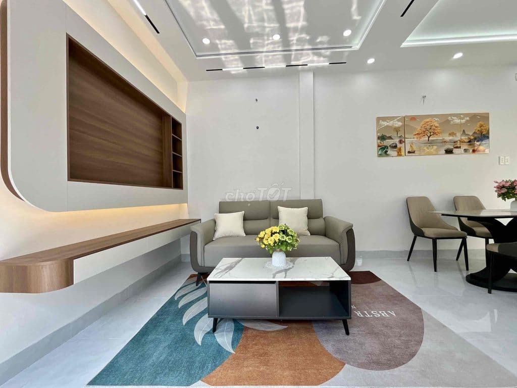 Nhà căn góc hẻm thoáng mát, kế bên Phú Mỹ Hưng DT:4x8m 2Tầng 2pn.