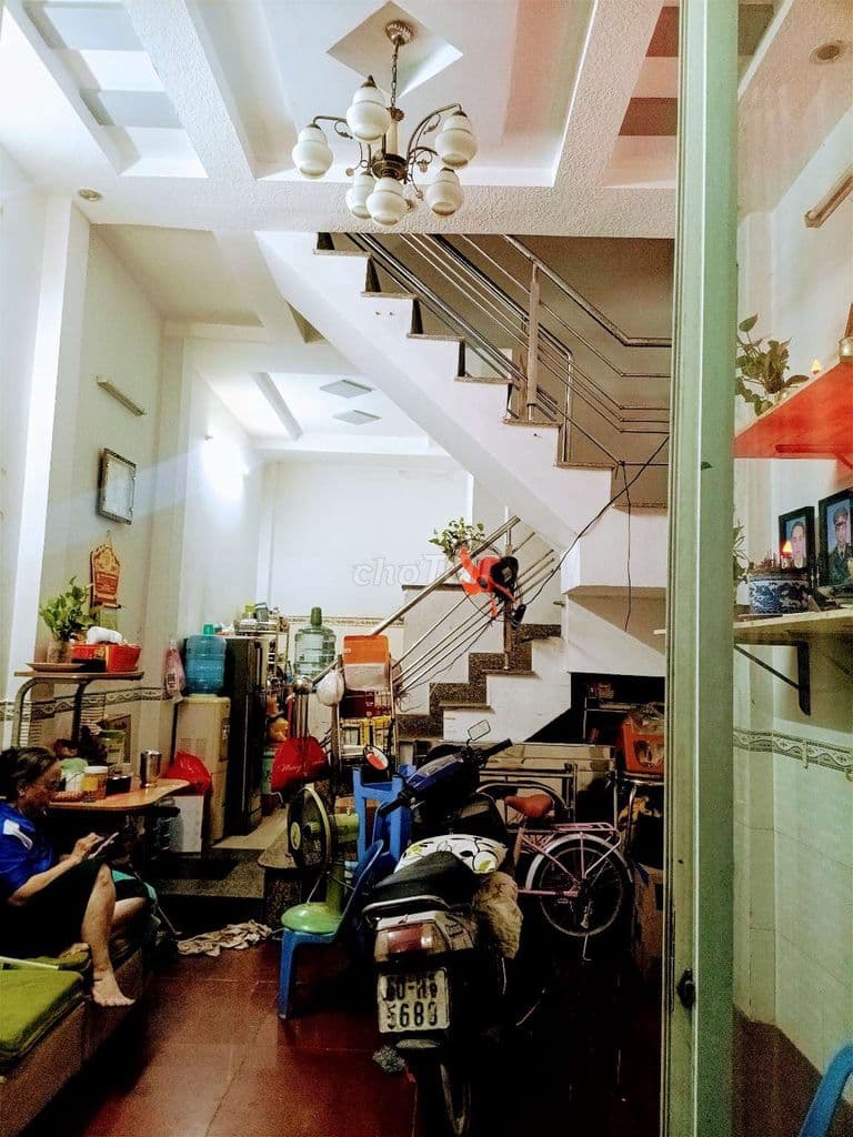 Nhà 2 lầu, 4 phòng ngủ. hẻm xe hơi. Ngay Chợ Hiệp Thành Quận 12