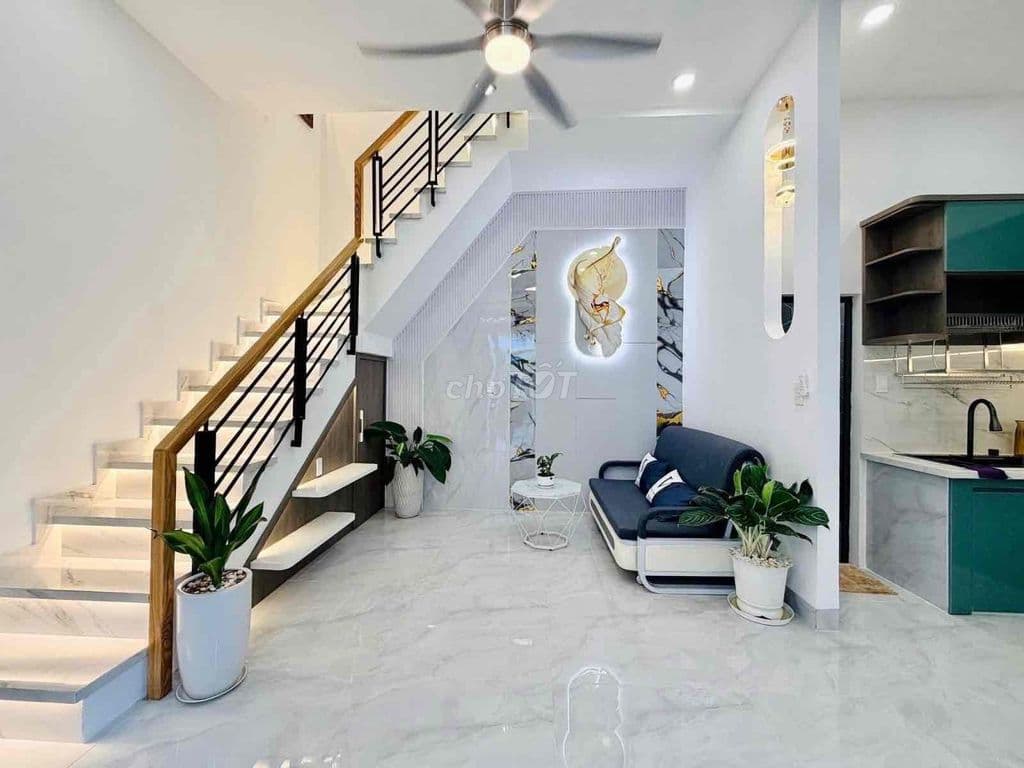 NHA HẺM XE HƠI BÙI QUANG LÀ , XÁCH VALI VÀO Ở NGAY