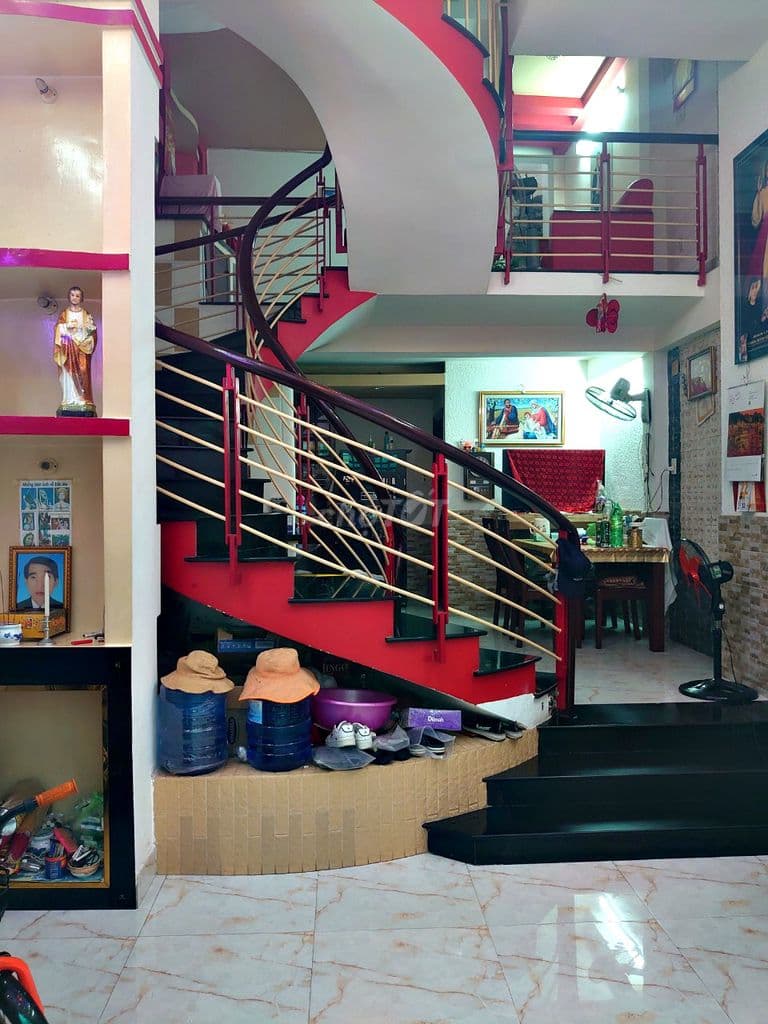 Nhà 47m2 3 lầu âu cơ ngay chợ tân phước