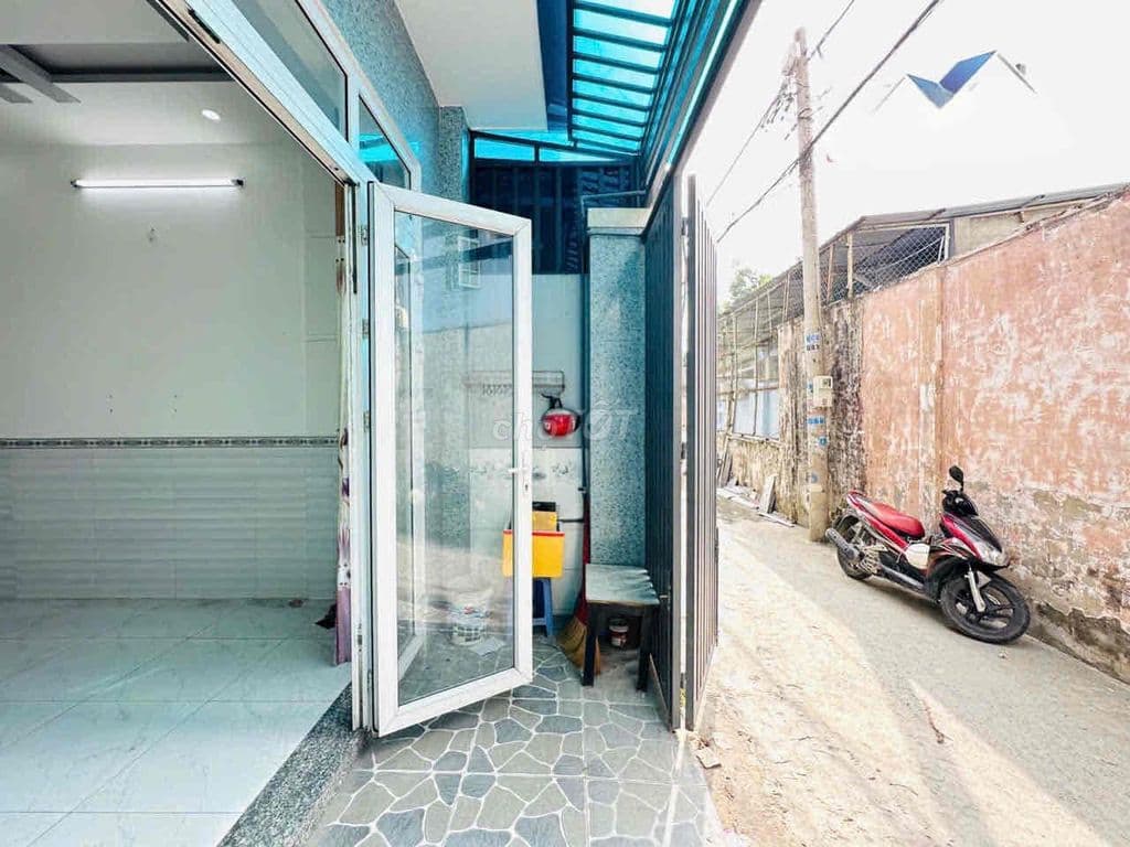 NHÀ PHỐ 3 MẶT TIỀN ĐƯỜNG LÊ VĂN KHƯƠNG ĐỐI DIỆN TRƯỜNG HỌC - Ảnh 2