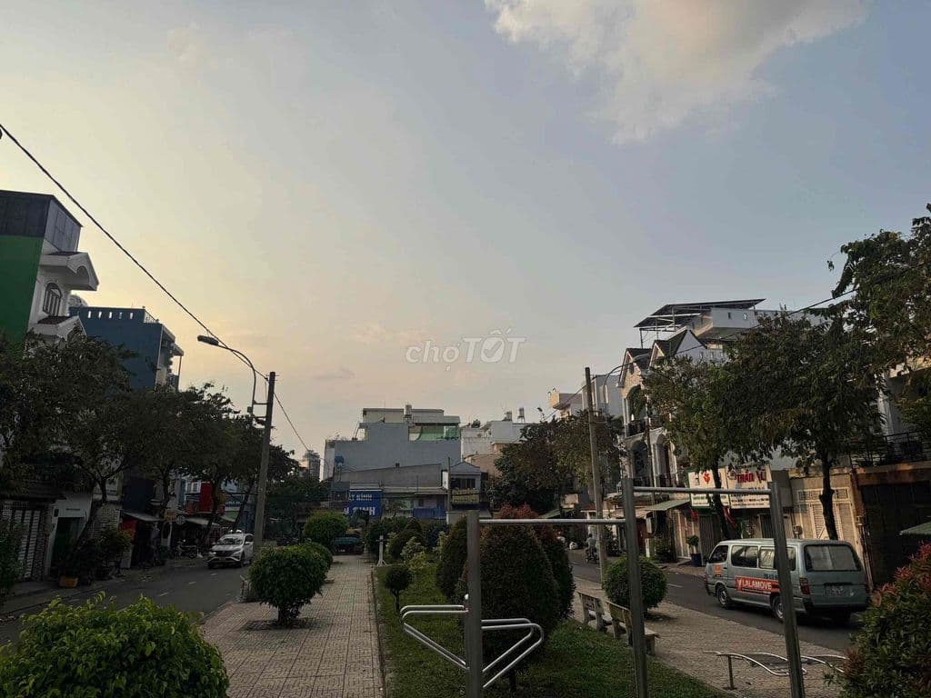 Chủ kẹt bán gấp MTNB Lê Lăng. Dt 12m x 18m. Cấp 4. Giá 24.8 tỷ - Ảnh 2