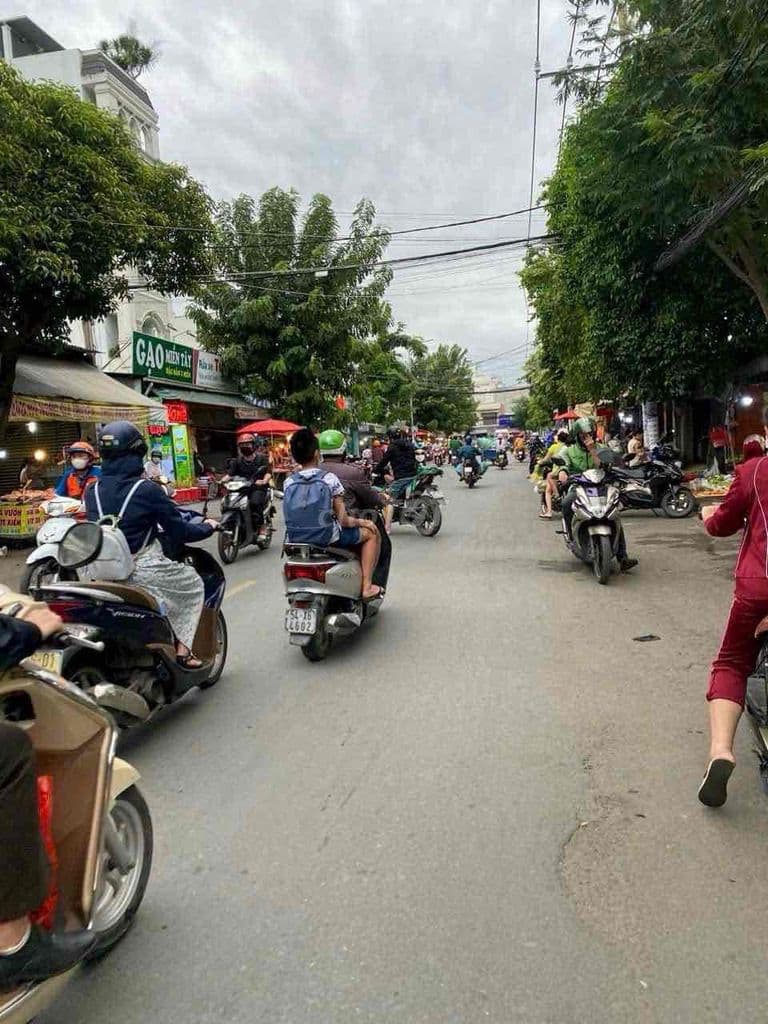 BÁN LÔ ĐẤT HEM XE HƠI ĐƯỜNG LÊ VĂN THỊNH NGAY CHỢ CÂY XOÀI