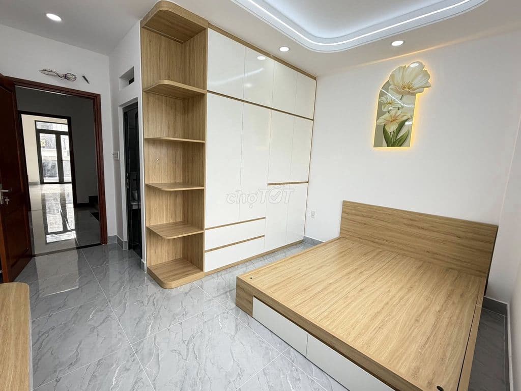 nhà 4 tầng + lửng gần ngã tư Bốn Xã