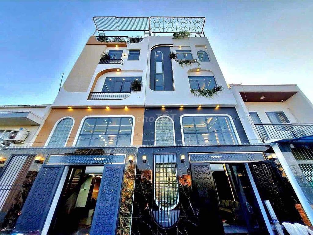 nhà xây mới ngay đầu ngã tư ga di chuyển sang go vấp 5phút