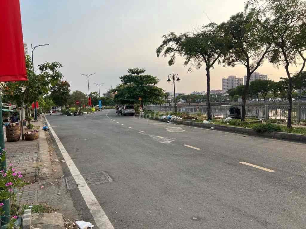 Bán nhà 3 MT Quận 8 cách quận 5 chỉ 1 cây cầu. DT: 106m2, 7 Tầng, Than