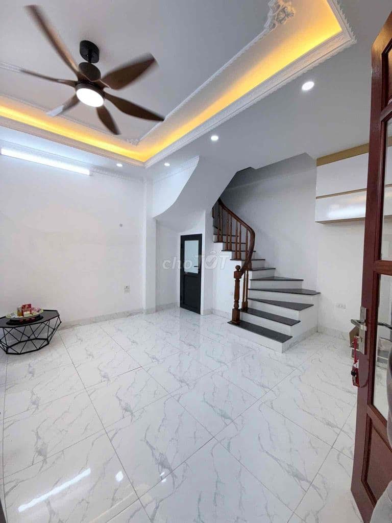 Nhà phố Thịnh Liệt Nhà 5 tầng, ngõ ba gác, ô tô gần nhà dân xây chắc c