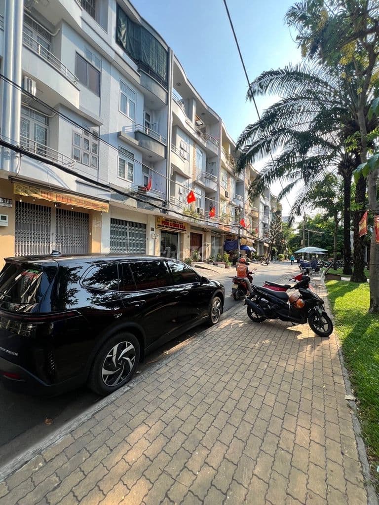 Bán gấp nhà mặt tiền 4 tầng, view công viên. KDC Bông Sao, Quận 8
