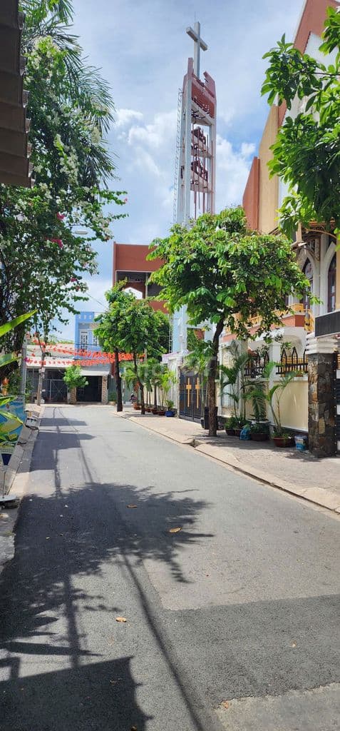 Nhà phố sân vườn, view sông thoáng mát, ngay trung tâm Quận 7 - Ảnh 2