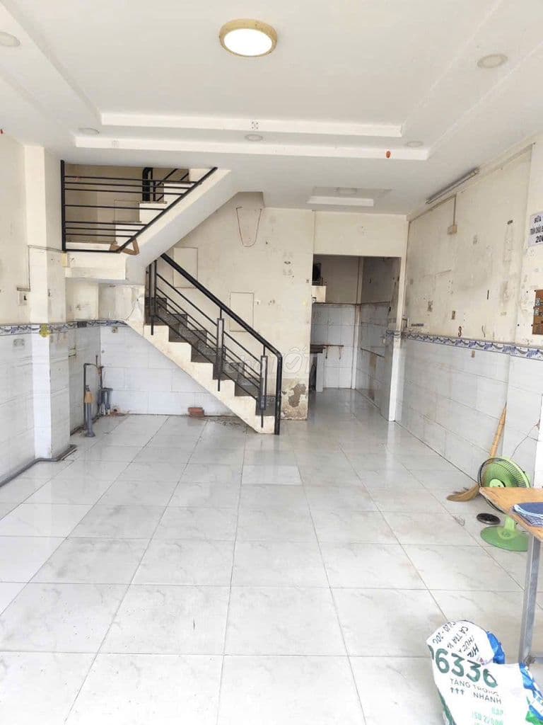 Nhà đối diện trường học, xe hơi tới cửa