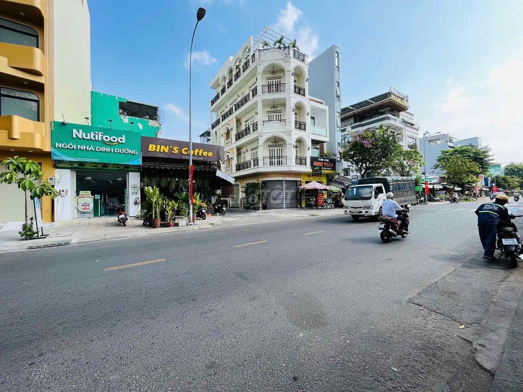 Nhà nát MT đường Tân Hương (4x20m vuông) Gần chợ
