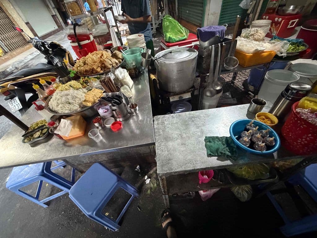 bán sạp ỏ chợ ông hoàng (cho ông địa ) đang buôn bán đồ an sáng chay . - Ảnh 2