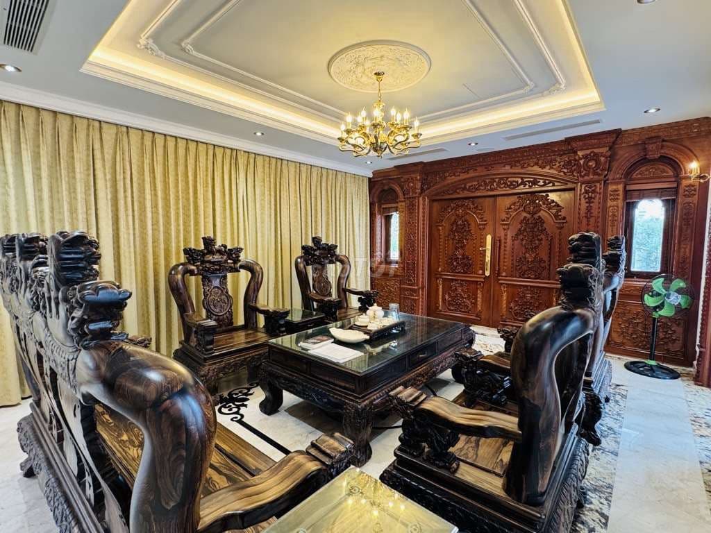 VILLA - BỂ BƠI , HỒ CÁ KOI, THANG MÁY - ỐP FULL GỖ.