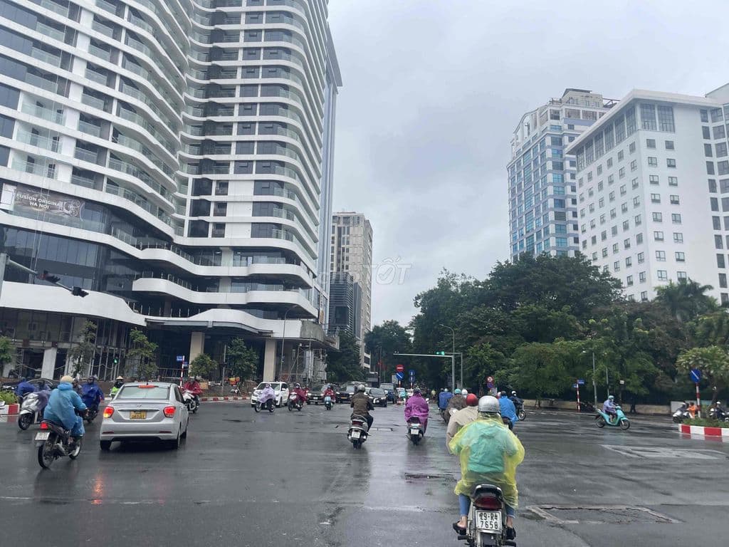 Bán đất 574m2 mặt phố Đội Cấn trung tâm quận Ba Đình.