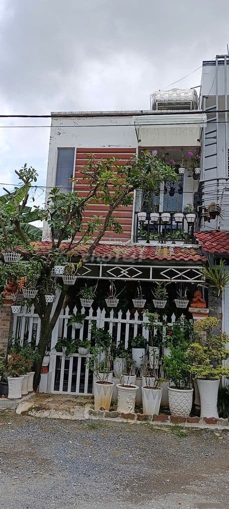NHÀ BÁN HOẶC CHO THUÊ 120m2, 2 phòng ngủ. KHU DÂN CƯ YÊN TĨNH
