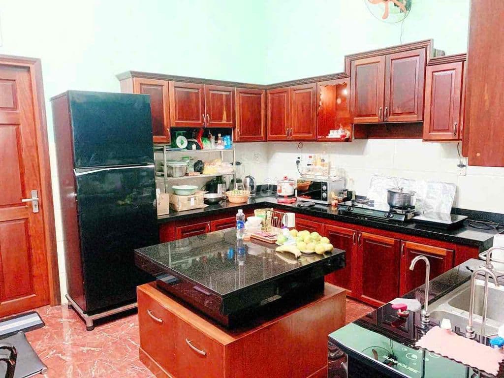 Nhà đẹp và sang, nội thất gỗ cao cấp. Khu an ninh, dân trí cao. Không - Ảnh 2