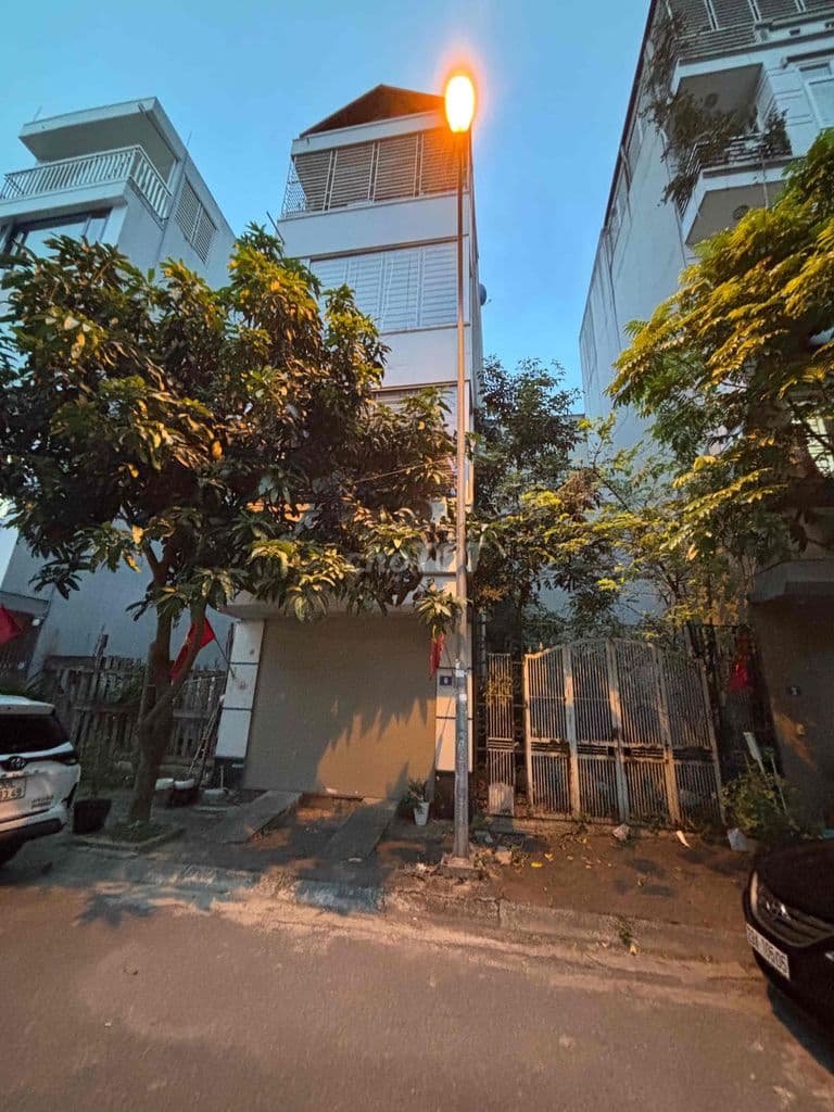 Nhà đẹp tái định cư giang biên - Ảnh 3