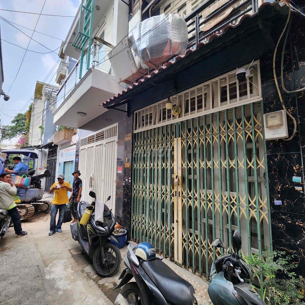 nhà 3,2mx10,5m, hẻm 4m ôtô, 2 tầng, 2PN, 2wc, gần cv làng Hoa