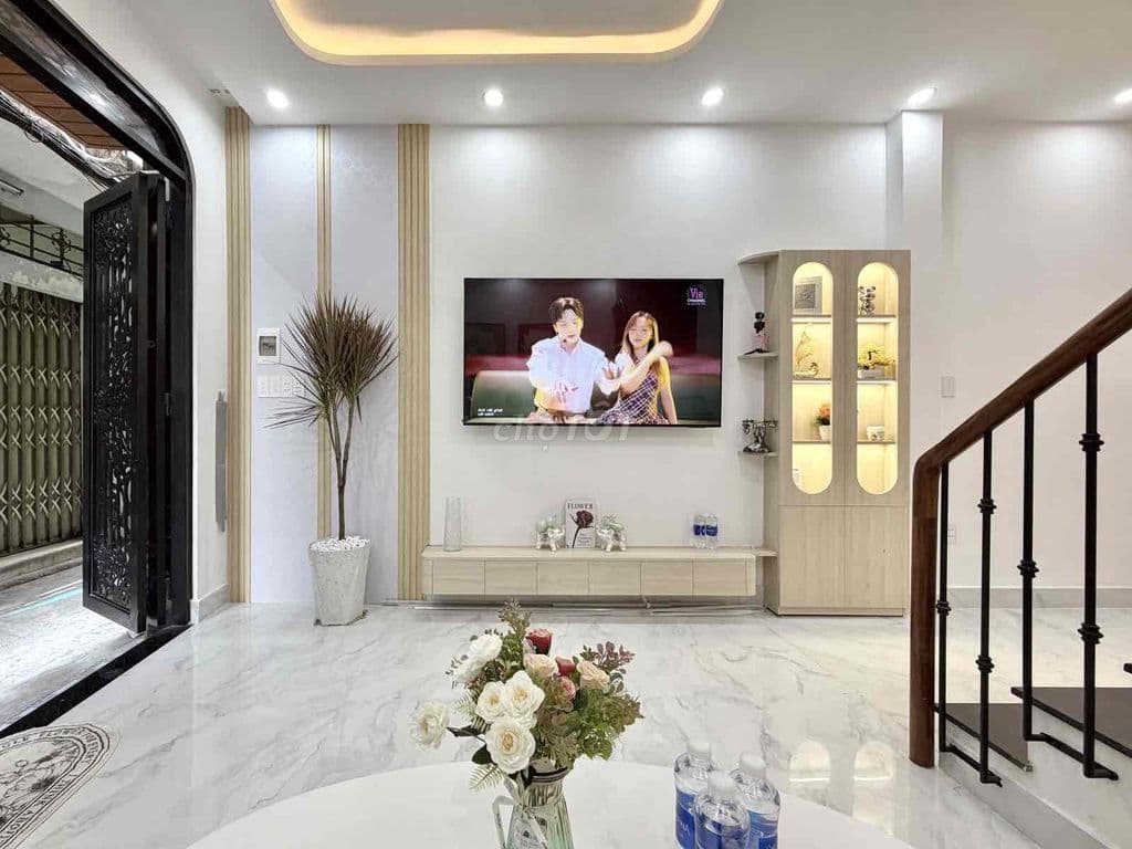 Giảm gấp 500 tr -Nhà 3 tầng, 3 phòng ngủ, sân thượng rộng tại P11, Bìn