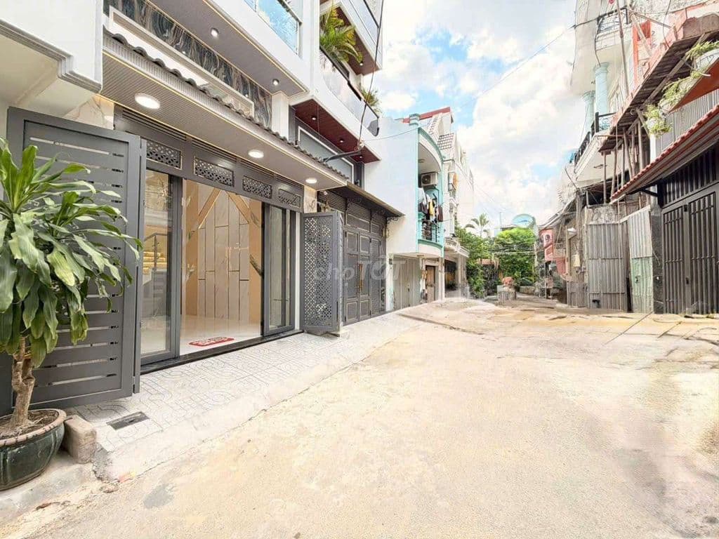 Nhà đẹp ngay nhà thờ Nữ Vưong Hoà Bình