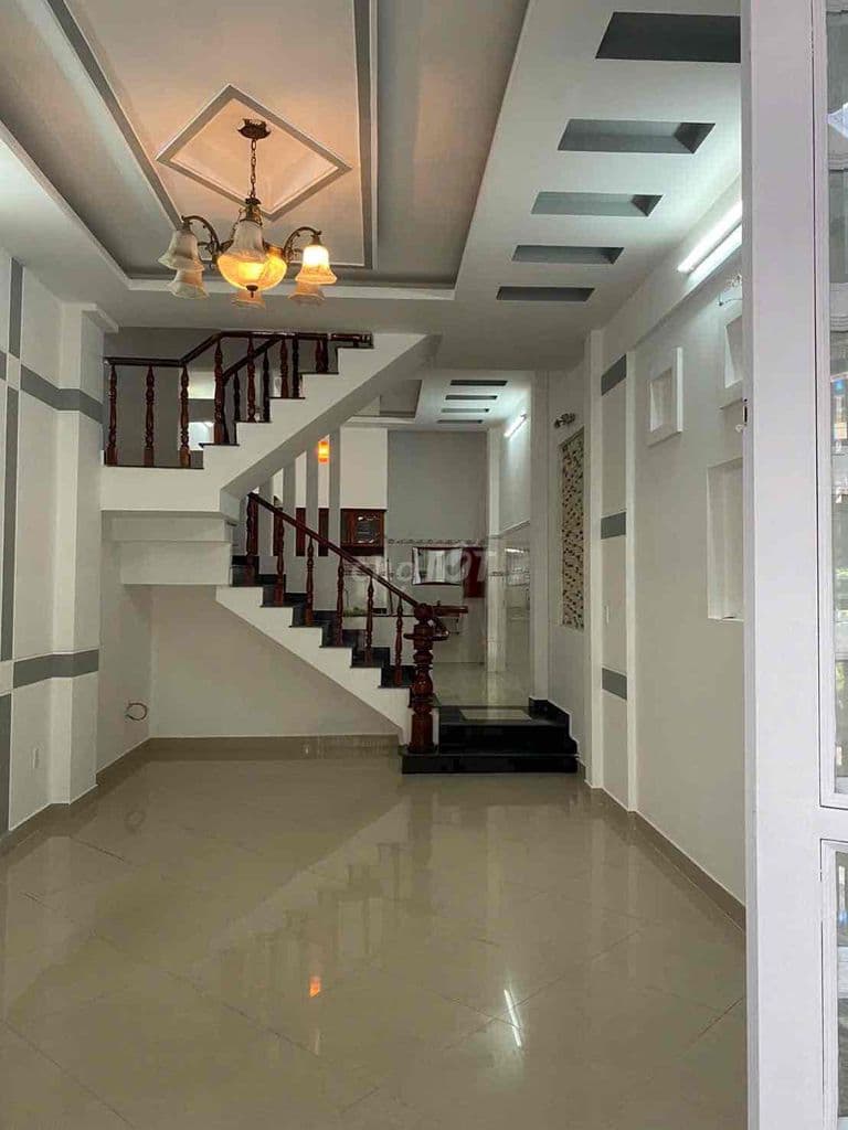 nhà ngay ngã tư ga vào 300m 1 lầu hẻm xe hơi 2pn