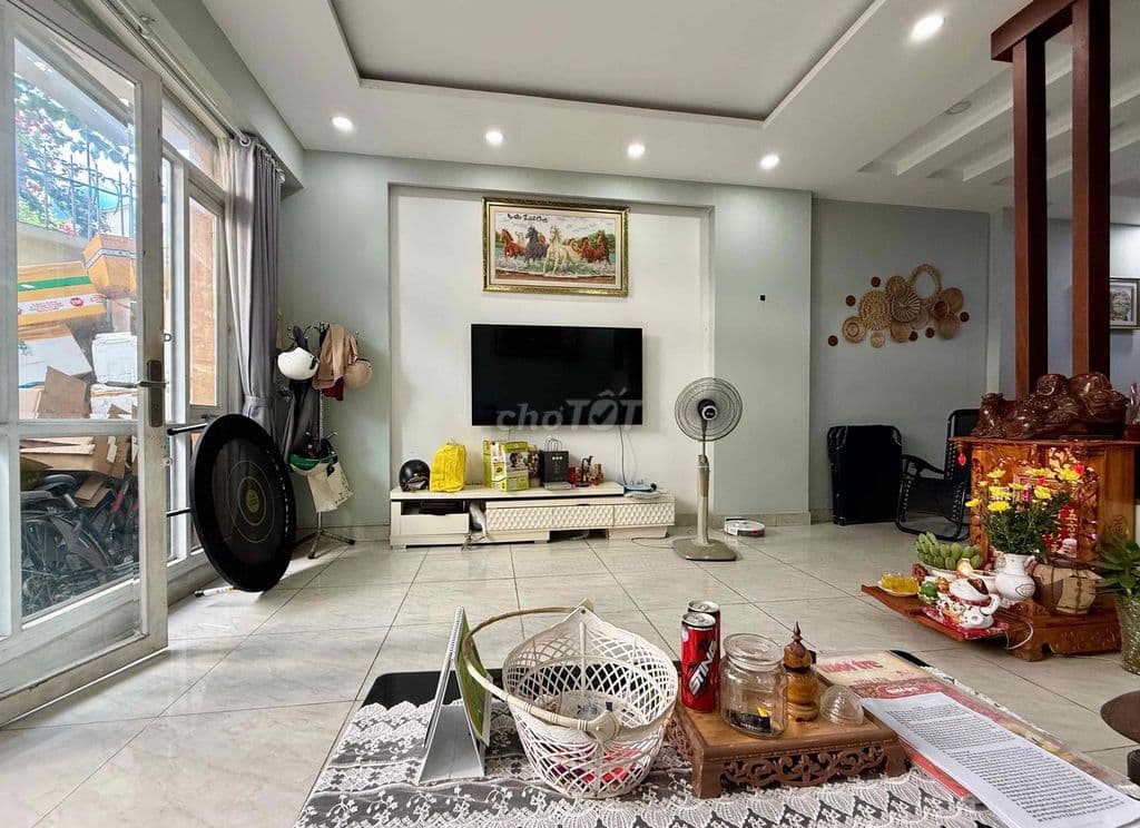 nhà đẹp ngang 5.4m 1 trệt 2 lầu khu dân cư nội thất như hình