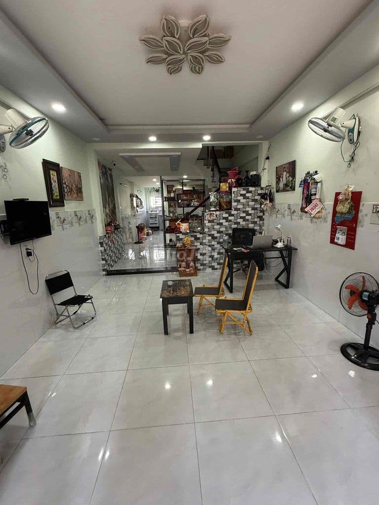 NHÀ PHÔ 4M x 18M ĐÚC 1 LẦU HẺM XE HƠI ĐƯỜNG BÙI VĂN NGỮ . Q12 - Ảnh 2