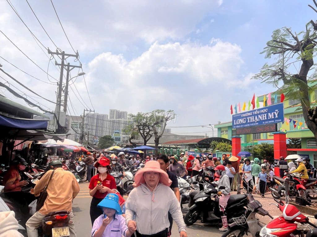 Nhà mặt tiền ngay chợ Đường 20 Long Thạnh Mỹ đối diện trường học - Ảnh 2