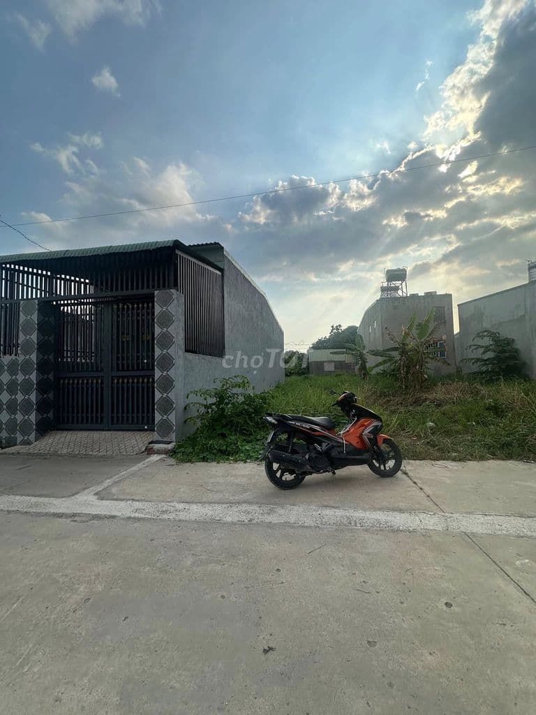 Bán lô đất gần Vinhome Hóc Môn 100m2 1,1 Tỷ Sổ Hồng Riêng
